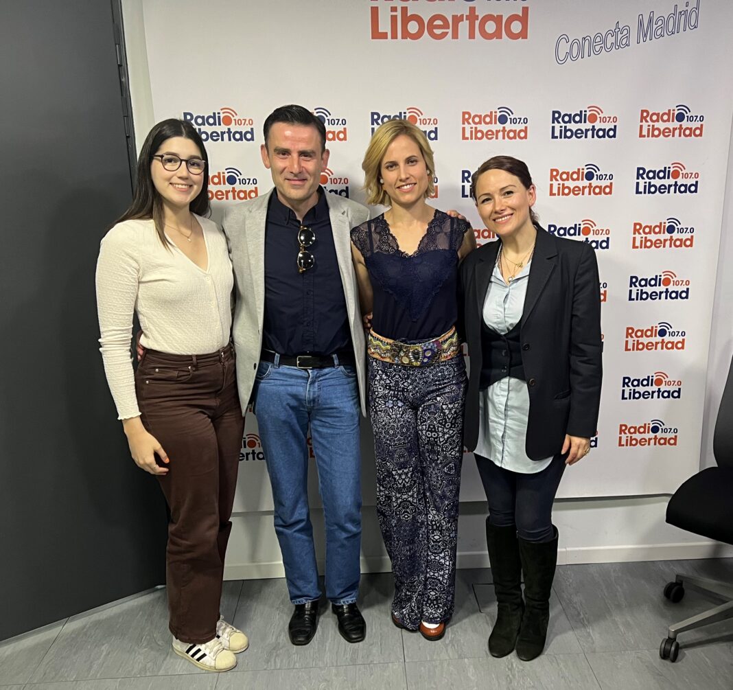 Los actores Iria Ares y Xoán Carlos Mejuto con Taty Méndez y Valentina Marín, responsables del programa