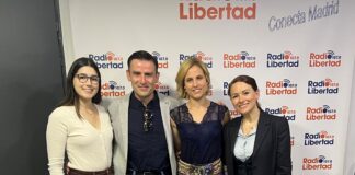Los actores Iria Ares y Xoán Carlos Mejuto con Taty Méndez y Valentina Marín, responsables del programa