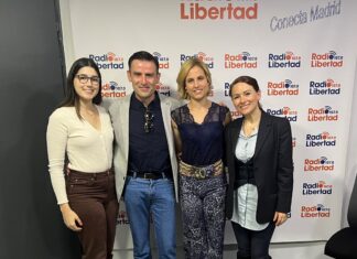 Iria Ares, Xoan Carlos Mejuto y Pedro Ruíz en Radio Libertad Los actores Iria Ares y Xoán Carlos Mejuto con Taty Méndez y Valentina Marín, responsables del programa