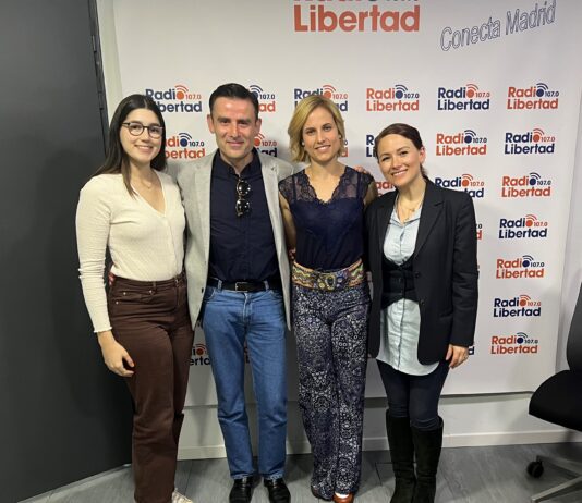 Los actores Iria Ares y Xoán Carlos Mejuto con Taty Méndez y Valentina Marín, responsables del programa
